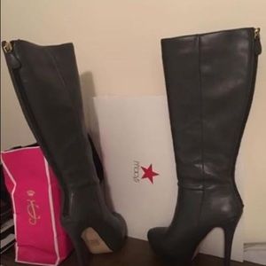 Excellent condition, Size 8, fit more like a 7.5